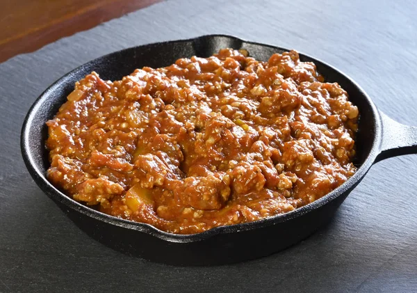在煮锅或铁锅中肉酱调味汁 意大利菜背景与面食酱和石板板 — 图库照片