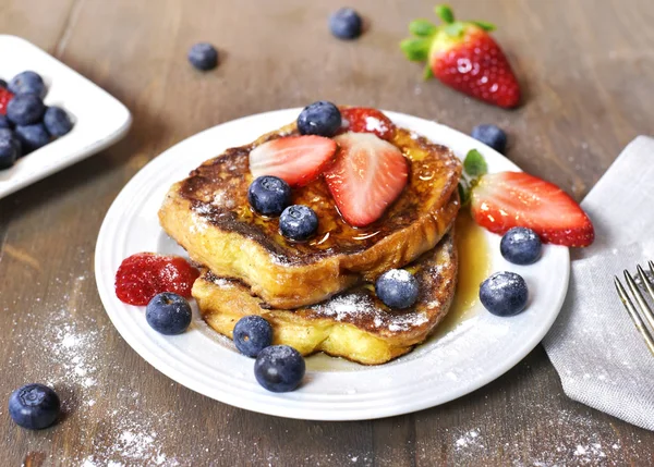 Delicious French Toast Fresh Fruits Maple Sirup Tasty Breakfast Scene — Stock Photo, Image