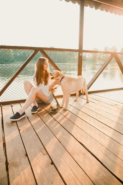 Belle fille et son chien — Photo