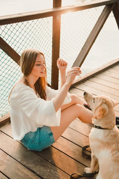 美しい少女と彼女の犬 — ストック写真