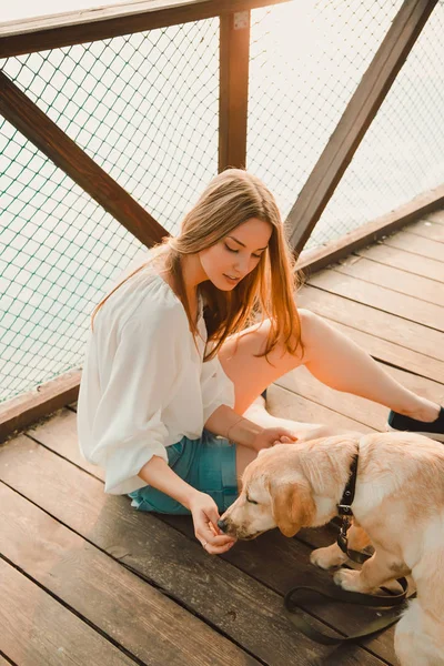 Hermosa chica y su perro — Foto de Stock