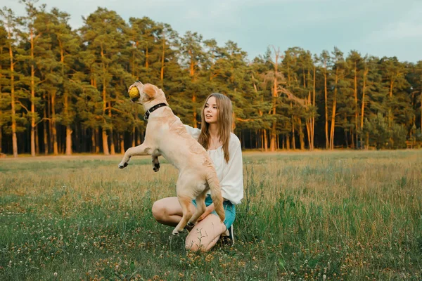 Belle fille et son chien — Photo