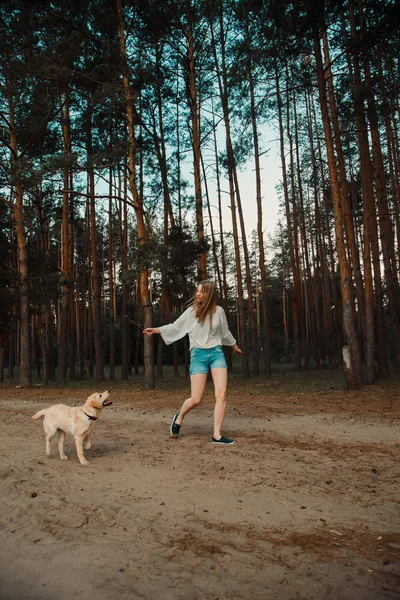 Hermosa chica y su perro — Foto de Stock