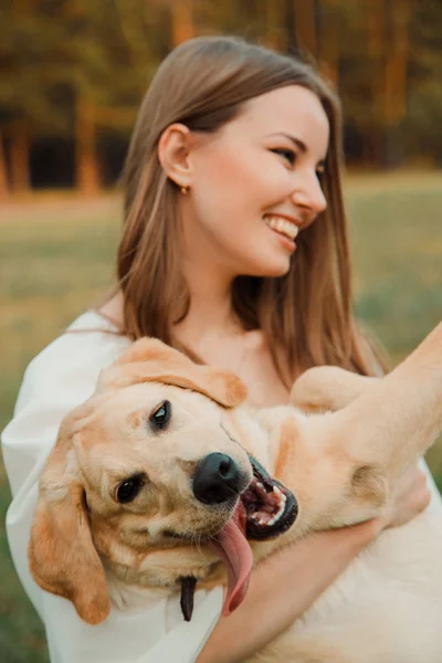 Schöne Mädchen und ihr Hund — Stockfoto