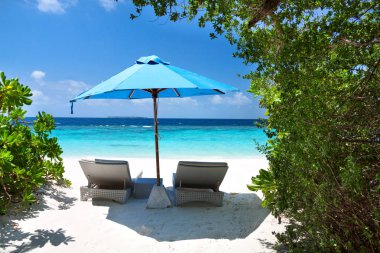 Hint Okyanusu plajda şezlong