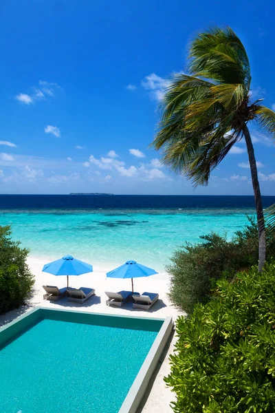 Luxury maldives beach with sun beds and umbrellas — Stock Photo, Image