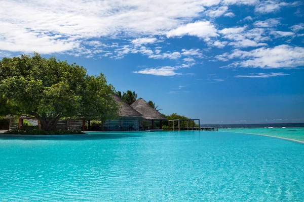 Piscina infinita en un día soleado — Foto de Stock