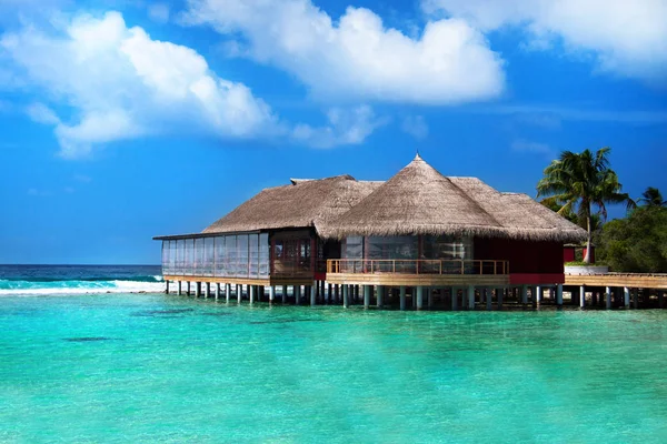 在海洋，马尔代夫的餐厅 — 图库照片