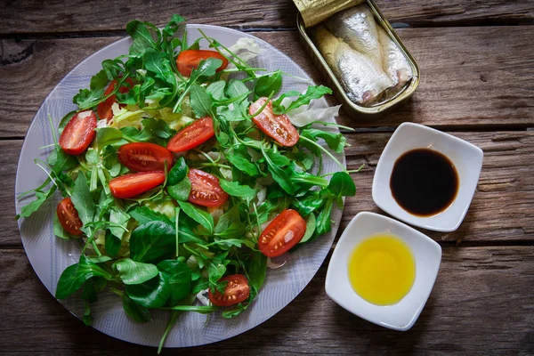 Salata ve sardalya — Stok fotoğraf