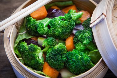 Bambo üzerine haşlanmış sebze