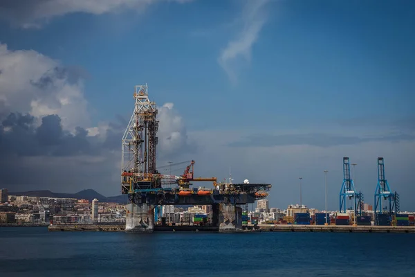 Oil platform at pier — Stock Photo, Image