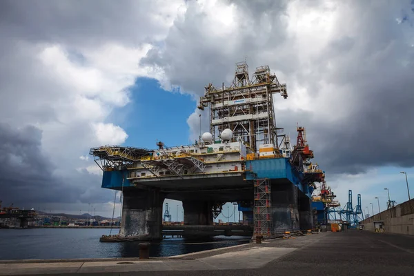 Oil platform at pier — Stock Photo, Image