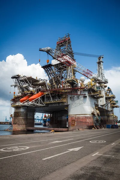 Plate-forme pétrolière au quai — Photo