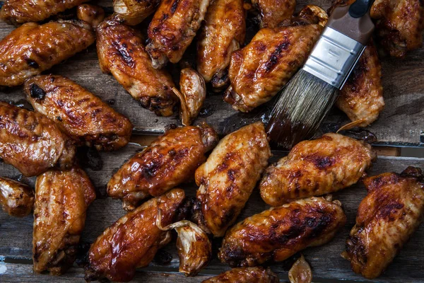 Kippenvleugeltjes met BBQ-saus — Stockfoto
