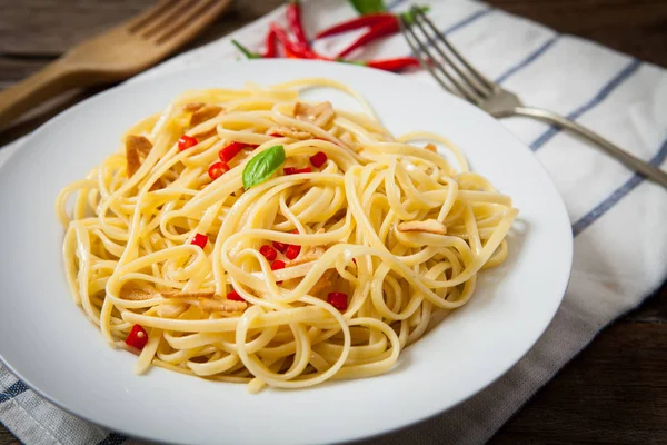 Spicy stir fry noodles — Stock Photo, Image