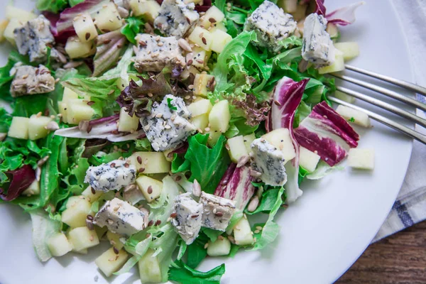 Ensalada de queso en el plato — Foto de Stock