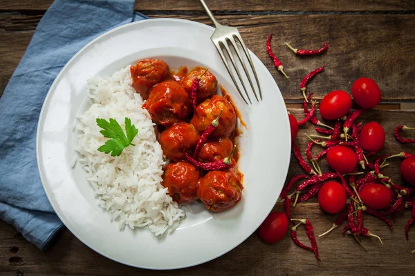 Zelfgemaakte gehaktballen in tomatensaus — Stockfoto