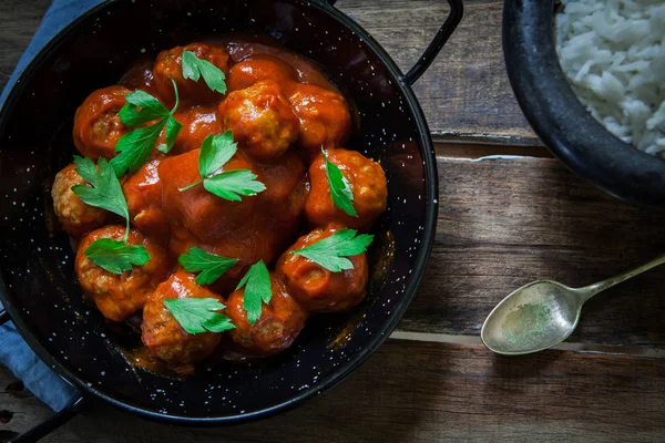 Zelfgemaakte gehaktballen in tomatensaus — Stockfoto