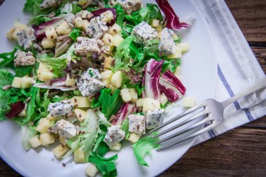 Peynirli salata plaka üzerinde