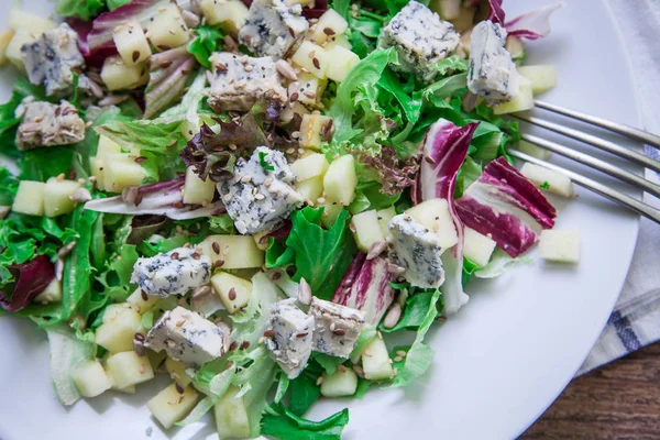 Сырный салат на тарелке — стоковое фото