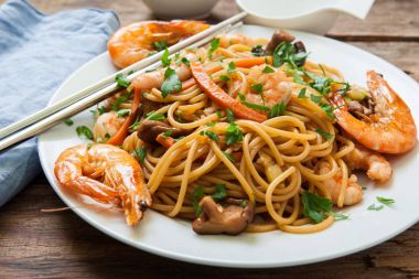 Karides ile oryantal noodles
