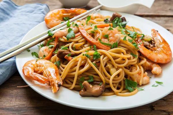 Karides ile oryantal noodles