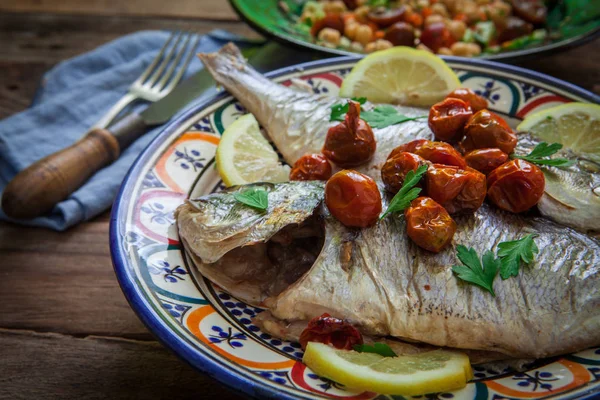 Peixe marinho caseiro com salsa — Fotografia de Stock