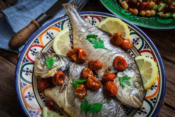 Peixe marinho caseiro com salsa — Fotografia de Stock