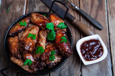 Söylenir stili tavuk kanadı