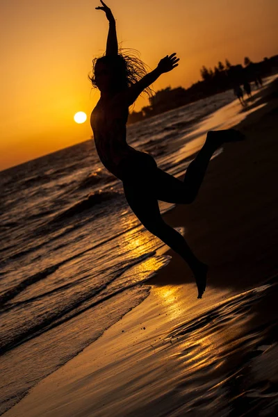 Nő a beach sunset — Stock Fotó