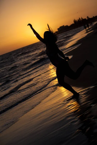 Vrouw op strand zonsondergang — Stockfoto