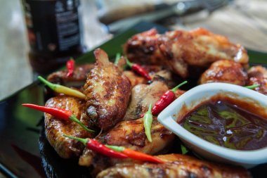 Söylenir stili tavuk kanadı