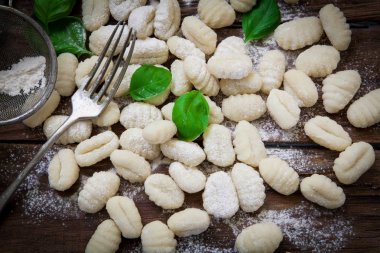taze Patates gnocchi ahşap tahta üzerinde hazırlanıyor