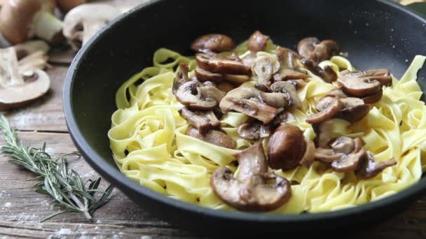 Hemmagjord Italiensk Färsk Tagliatelle Pasta — Stockvideo