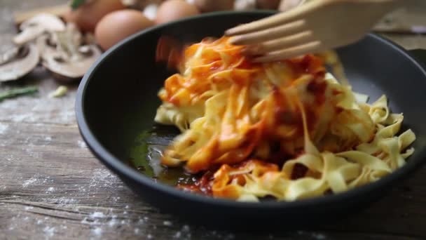 Yapımı Talyan Taze Tagliatelle Makarna — Stok video