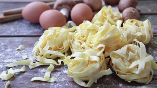 Domácí Italské Čerstvé Těstoviny Tagliatelle — Stock video