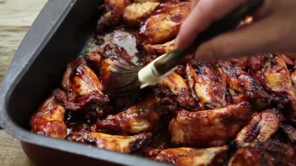 バーベキュー ソースに鶏手羽肉を準備 — ストック動画