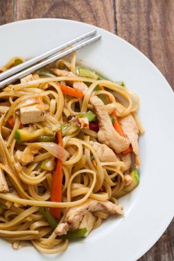 Asya usulü erişte.