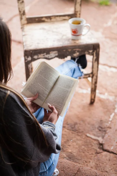 Mujer leyendo un libro —  Fotos de Stock