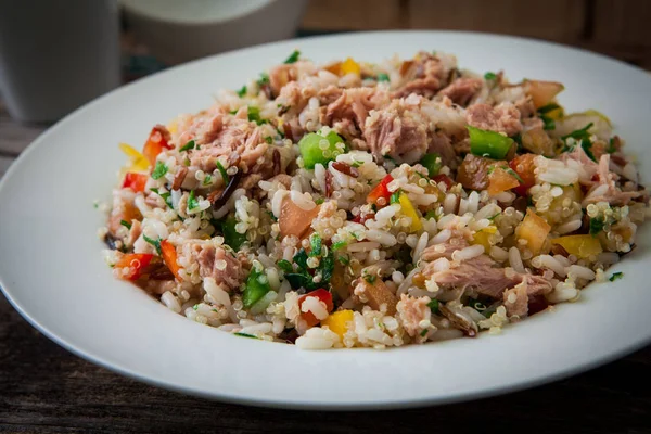 Reissalat auf Schüssel — Stockfoto