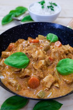 Tavuk biryani ve pirinç