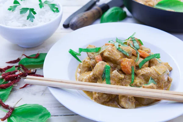 Kip curry op bowl — Stockfoto