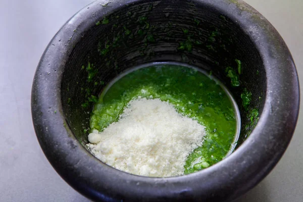 Preparing pesto sauce — Stock Photo, Image