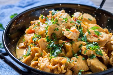 Körili tavuk masala.