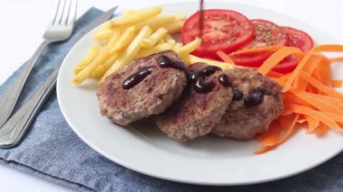 Tavada soslu ev yapımı sığır burger salisbury bifteği.