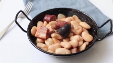 Ev yapımı İspanyol geleneksel fasulyesi. Chorizo ve morcilla.