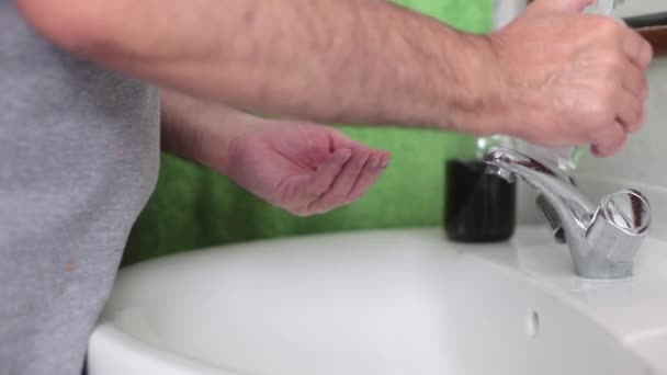 Ein Mann Wäscht Sich Die Hände Einer Covid Infektion Vorzubeugen — Stockvideo