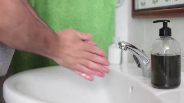 Hombre Lavándose Las Manos Para Prevenir Infección Por Covid — Vídeo de stock