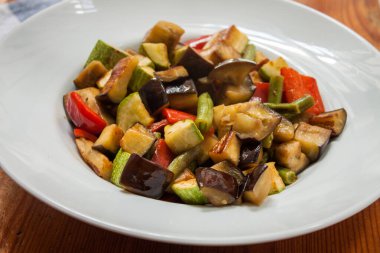 Beyaz tabakta çeşitli sebzeler hazır.