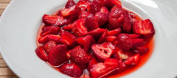 Fresas Frescas Tazón Blanco Con Azúcar Agua — Foto de Stock